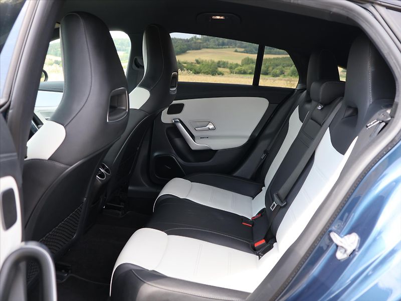 Mercedes-Benz CLA 2,0 35 AMG 225kW 4Matic DPH CZ - fotka 14 z 39