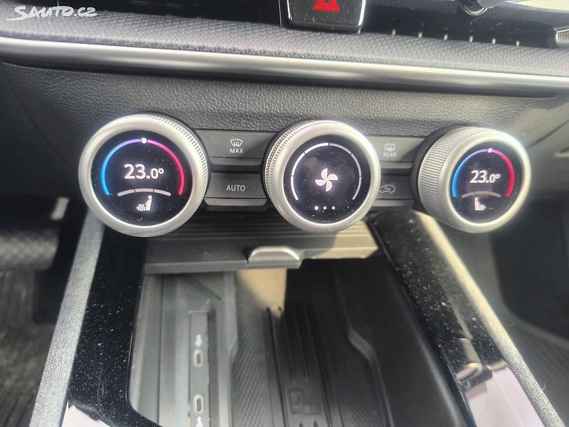 Škoda Superb -DPH,KRÁSNÝ,CZ,VÝBAVA,MASÁŽE - fotka 17 z 35