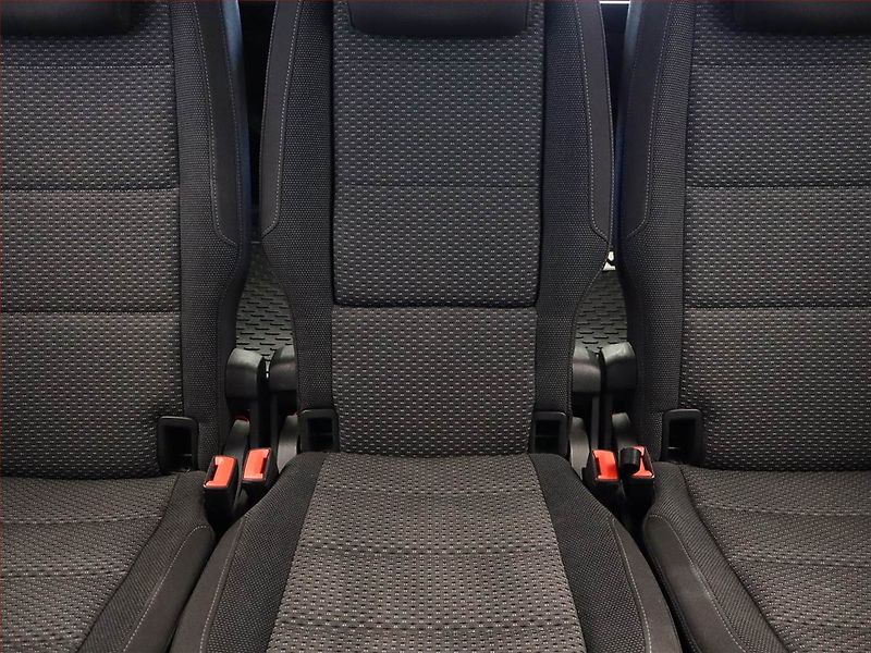 Volkswagen Touran (2021) 1.5 TSI - fotka 8 z 16
