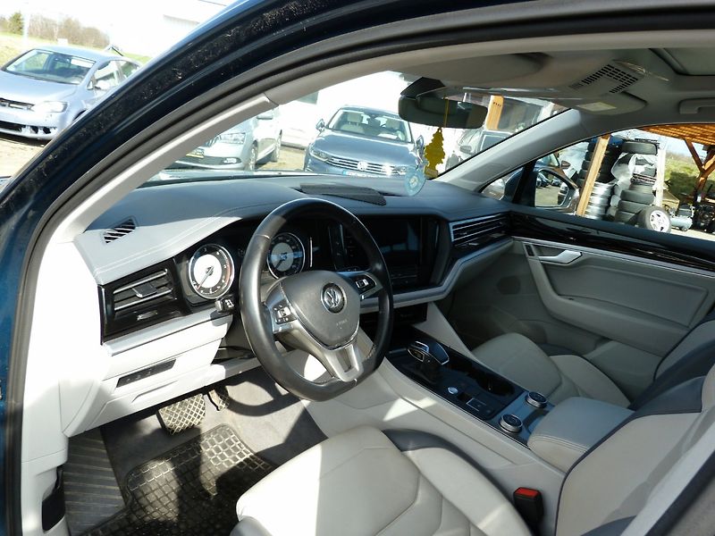 Volkswagen Touareg 3.0 TDI - fotka 37 z 42