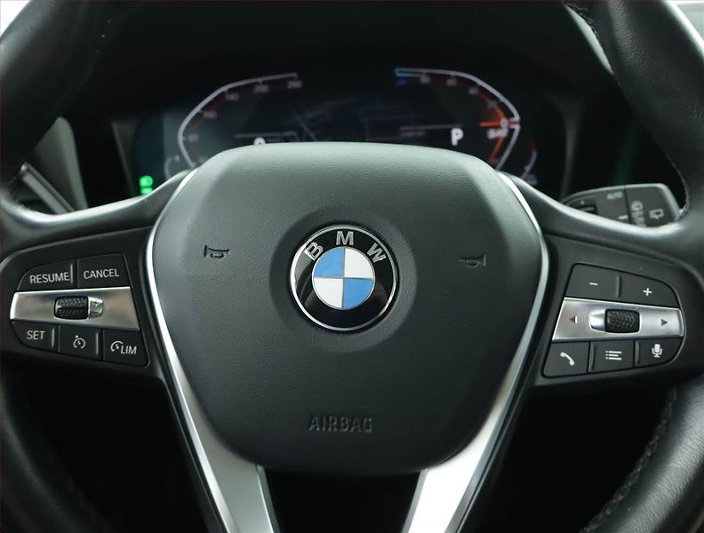 BMW Řada 3 (2021) Advantage 320 d - fotka 17 z 23