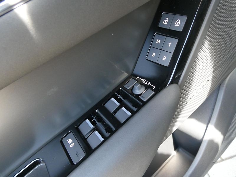 Land Rover Range Rover Velar (2026) 2,0 S D200 - fotka 12 z 35