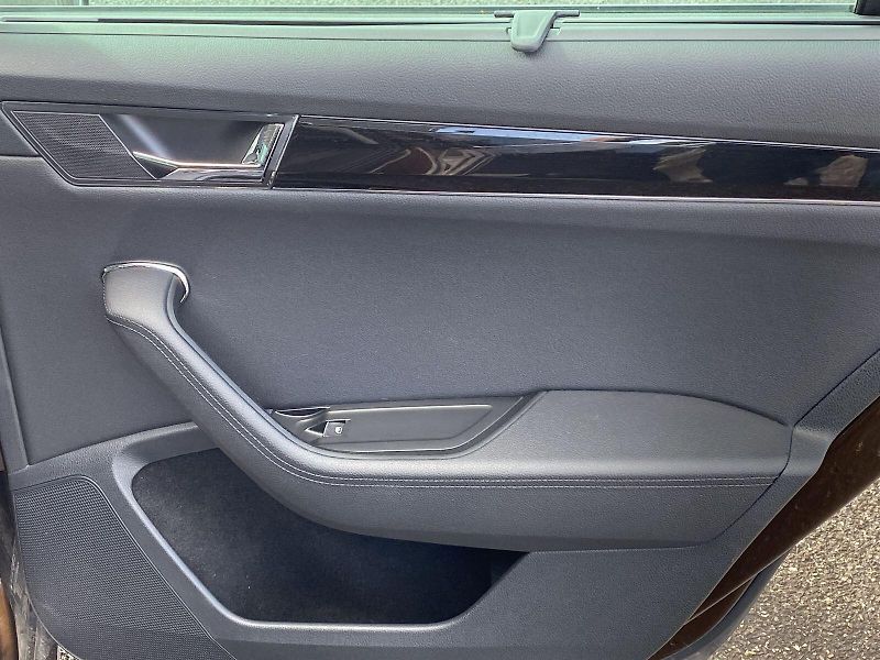 Škoda Superb (2023) Combi 2.0 TDI 4x4 DSG L&K - fotka 36 z 44