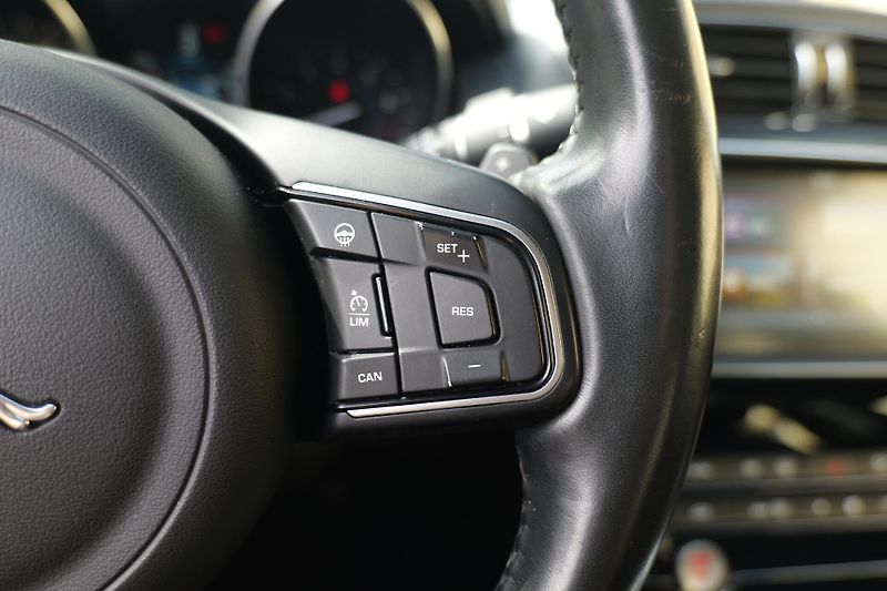 Jaguar XE 20t Prestige Meridian Kůže - fotka 23 z 35