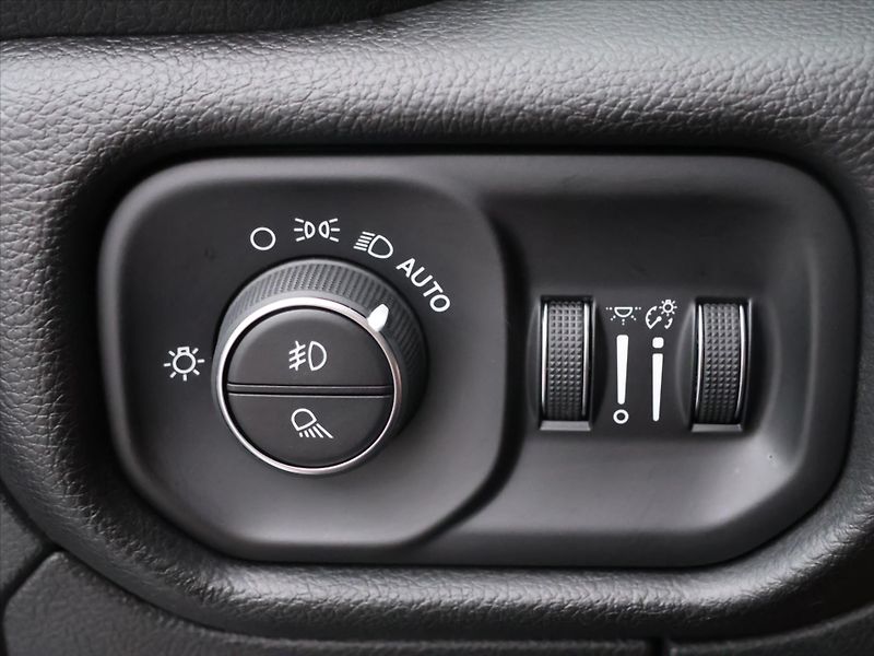 Dodge RAM 5,7 1500 295kW Laramie 4x4 - fotka 17 z 32