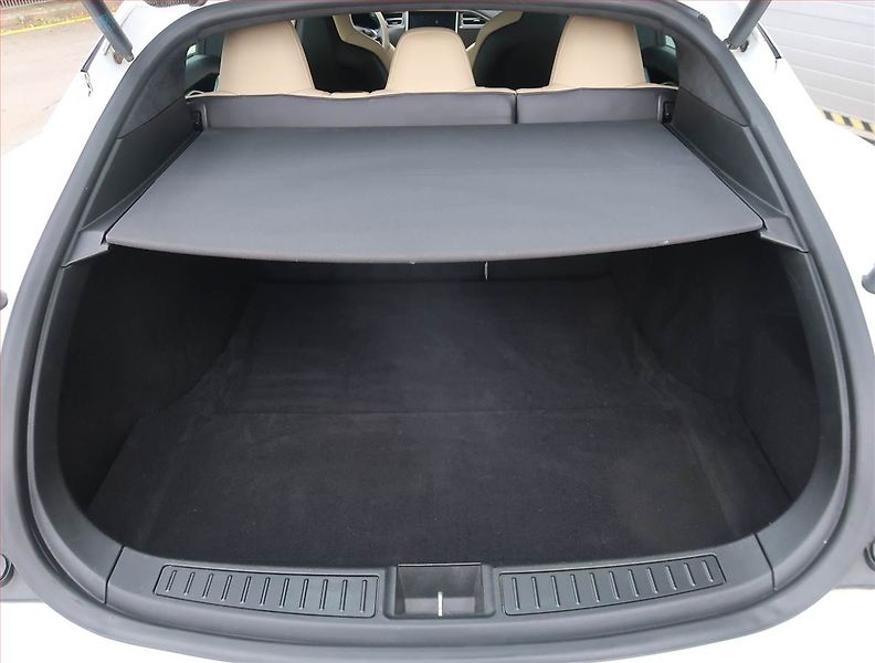 Tesla Model S (2015) 85D, SoH 84% - fotka 14 z 23