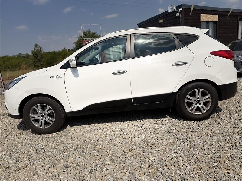 Hyundai ix35 2,0 135kW A/T NAVI PANO 4X4 - fotka 8 z 32