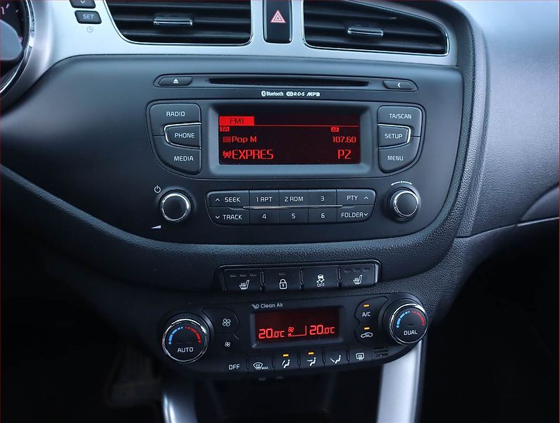 Kia Ceed (2015) 1.6 GDI, Serv.kniha, Tempomat - fotka 12 z 16
