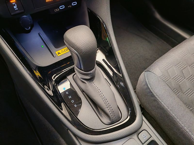 Toyota Yaris 1.5 Hybrid e-CVT Style - fotka 28 z 30