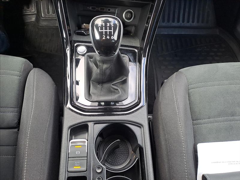 Volkswagen Touran 2,0 TDI HIGHLINE - fotka 21 z 27