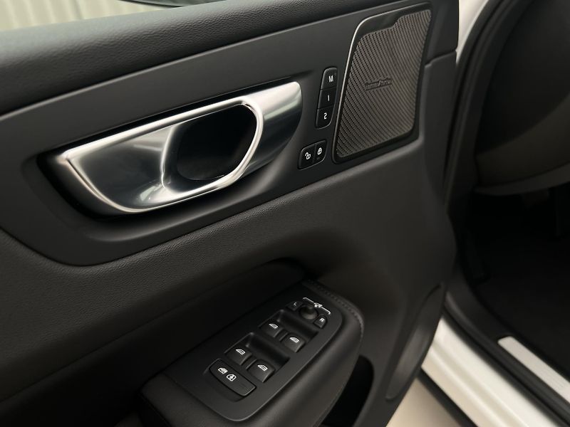 Volvo XC60 B5 AWD PLUS DARK AUT 1.maj. - fotka 42 z 43
