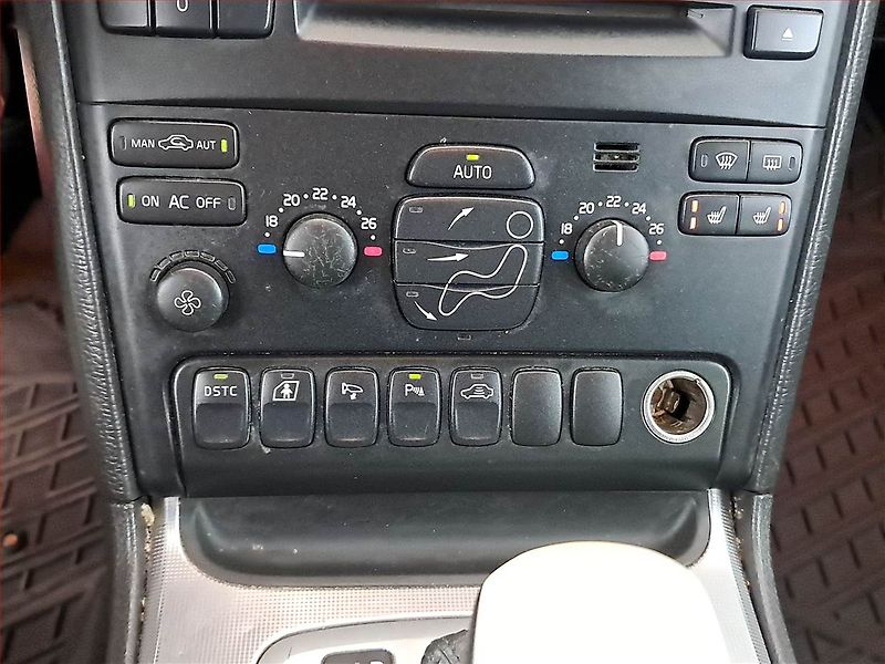 Volvo XC90 (2004) D5, 4X4, Automat, nová STK - fotka 13 z 18