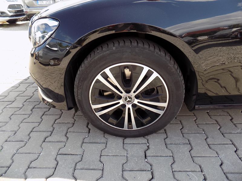 Mercedes-Benz Třídy E 220 D 4MATIC 143 KW TOP!!! - fotka 38 z 40