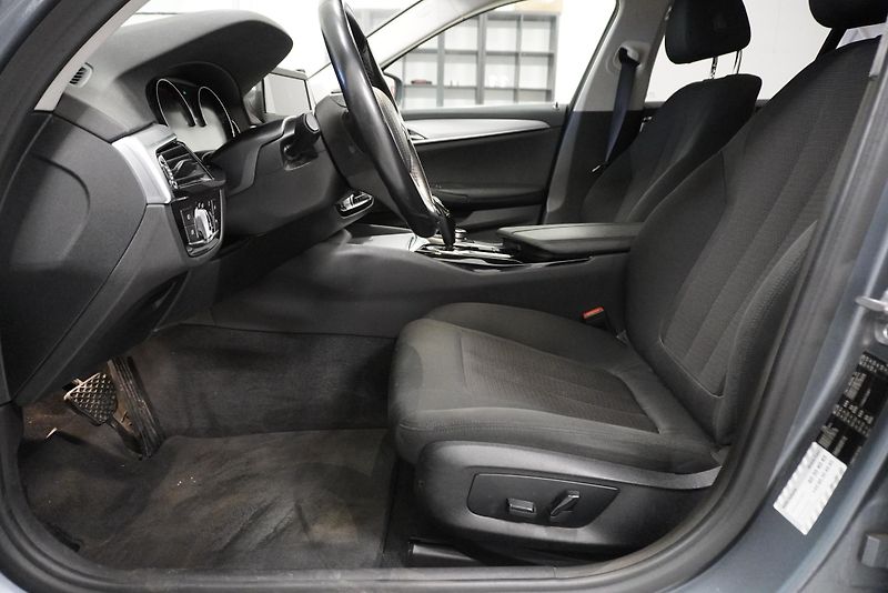 BMW Řada 5 (2018) 520D TOURING STEPTRONIC - fotka 11 z 27