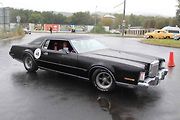 Lincoln Continental Mark IV z roku 1973 právě dorazil na polygon.