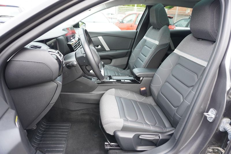 Citroën C4 (2023) Shine 1,2PT 130 - fotka 8 z 13