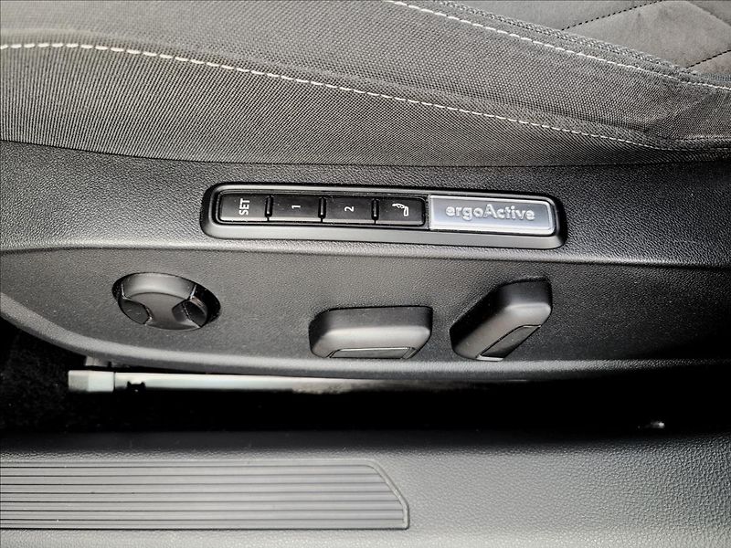 Volkswagen Golf 2,0 TDI,TFT,navi,výhřev,klima - fotka 38 z 50