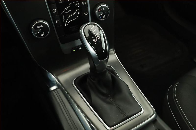 Volvo V40 (2014) 1.6 D2, Automat, Xenony - fotka 12 z 14