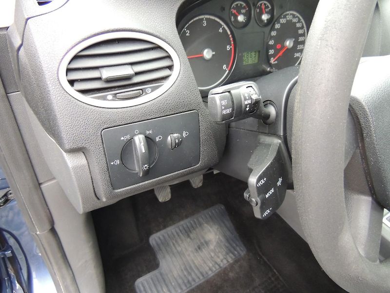 Ford Focus (2006) 1,6TDCi,80kw,Combi,klima - fotka 12 z 30
