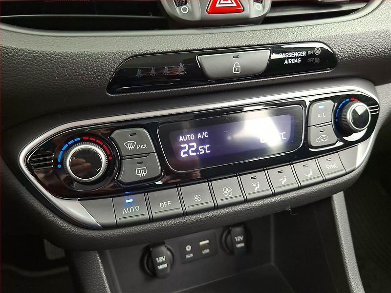 Hyundai i30 (2017) 1.4 T-GDI, Serv.kniha, Navi - fotka 15 z 19