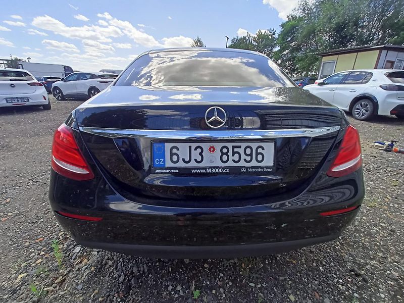 Mercedes-Benz Třídy E (2018) E 200d / poškozen motor - fotka 6 z 23