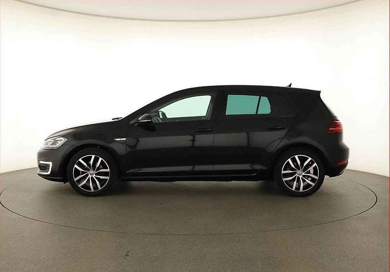 Nejlevnější je ojetá Dacia Spring v elektrické verzi.