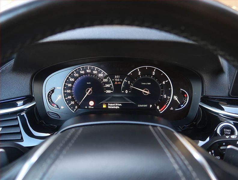 BMW Řada 5 (2018) Sport Line 540d xDrive, 4X4 - fotka 11 z 23