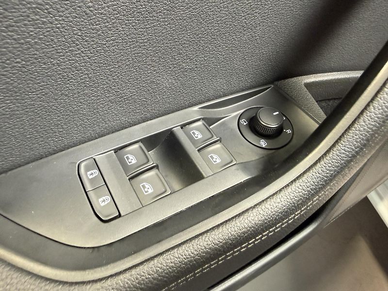 Škoda Superb 2.0 TDI 147kW Style Combi DSG - fotka 10 z 16