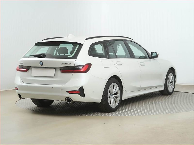BMW Řada 3 (2021) 320 d xDrive - fotka 5 z 16