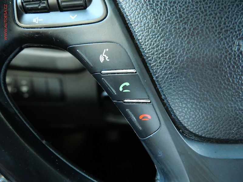 Kia Ceed (2013) 1.6GDi, ČR, AC, park.čidla - fotka 17 z 22