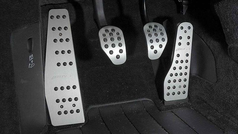 Proč se plynovému pedálu říká „plynový“?