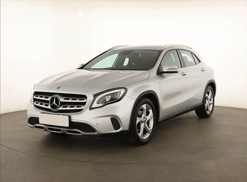 Mercedes-Benz GLA (2019) 180, Kůže, Navi, Tempomat - fotka 2 z 13