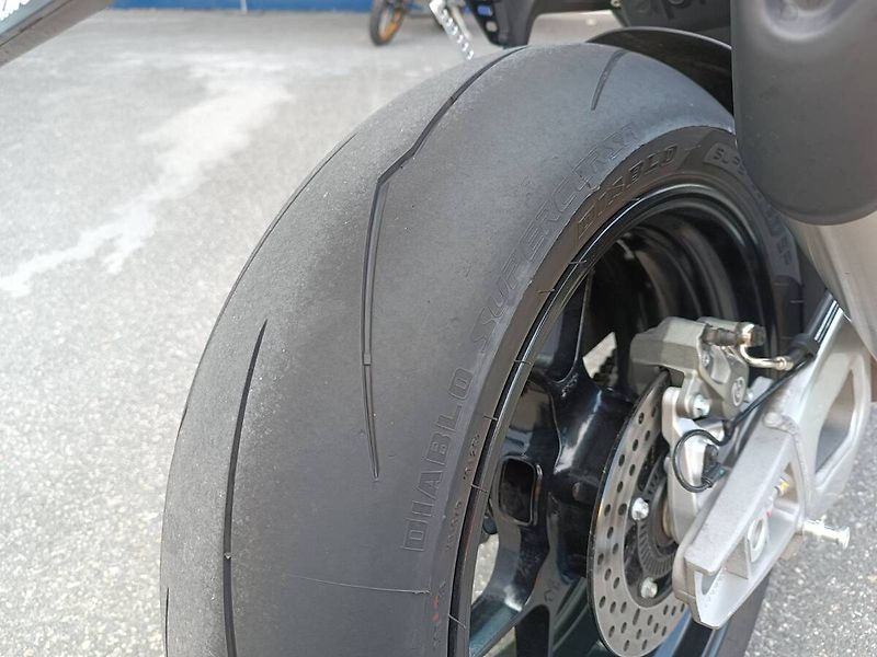 Aprilia Tuono V4 1100 Factory (2026) Shakedown Indigo (sleva 50.0 - fotka 23 z 24