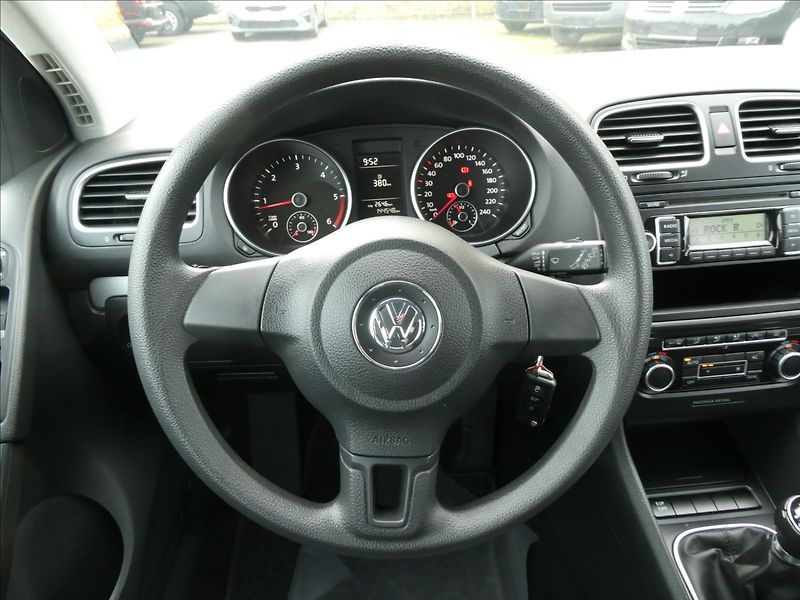 Volkswagen Golf 1,6 TDi 77kW serviska, závěs - fotka 29 z 43