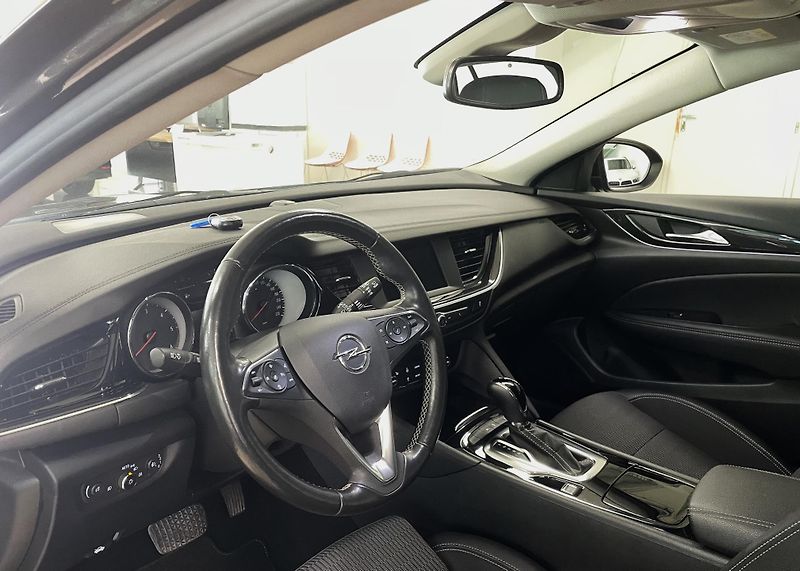 Opel Insignia ST 2,0CDTi 128kW 4X4, ČR - fotka 11 z 30