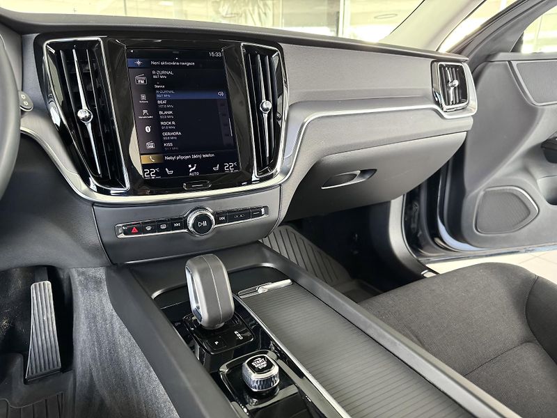 Volvo V60 B4 AUT*145kW*KeyLess*Tažné - fotka 19 z 31
