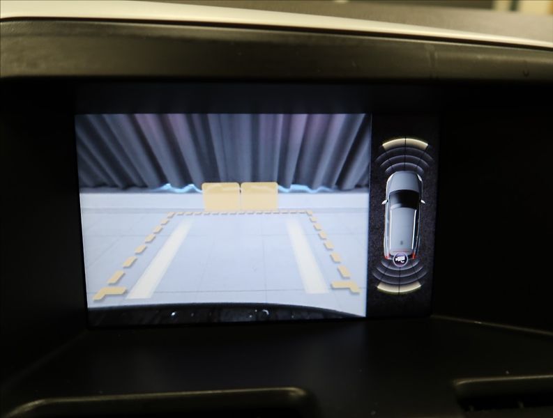 Volvo XC60 2,4 D5 AWD AUT - fotka 18 z 23