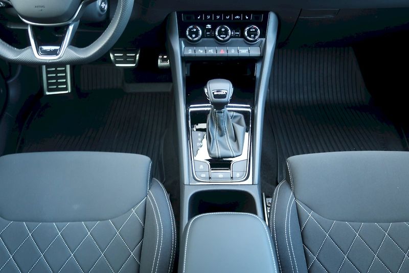 Škoda Karoq (2025) SportLine 2,0 TDi /110 kW - fotka 12 z 32