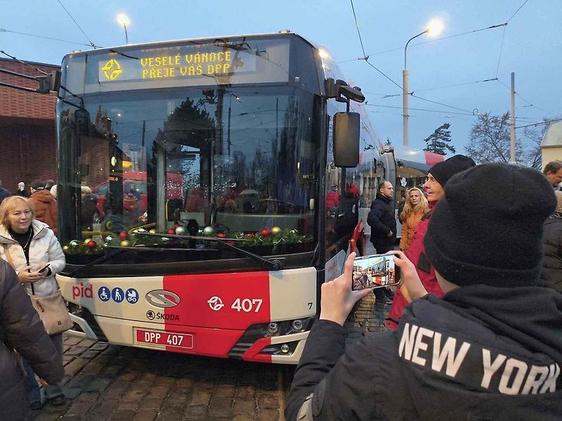 Vánoční flotila pražského dopravního podniku.