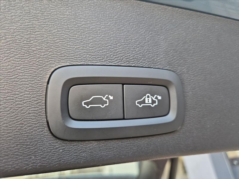 Volvo XC40 2,0 B3 Core - fotka 12 z 16