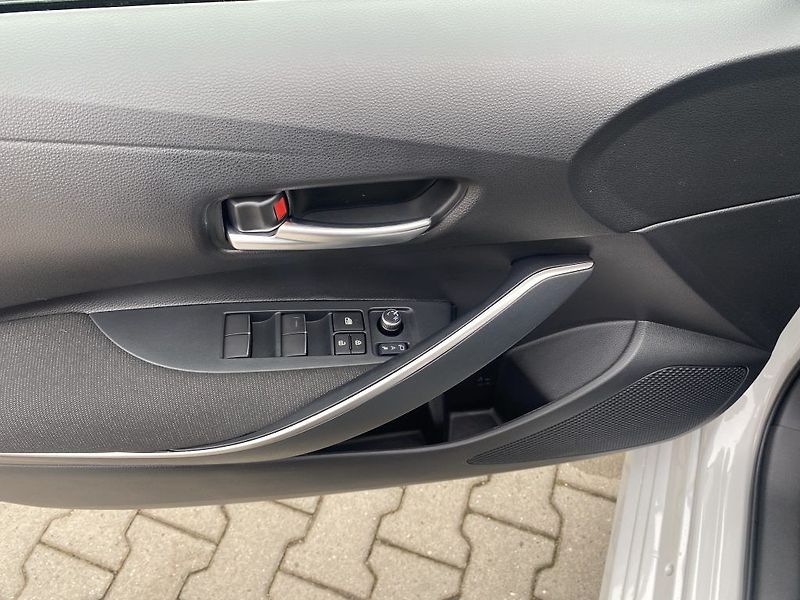 Toyota Corolla 1.8 Hybrid Comfort Tech - fotka 16 z 24