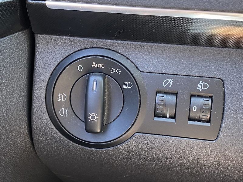 Volkswagen Touran 2.0TDi, Highline, tažné + kola - fotka 12 z 12