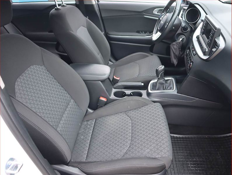 Kia Ceed (2023) 1.5 T-GDI, Serv.kniha - fotka 9 z 18