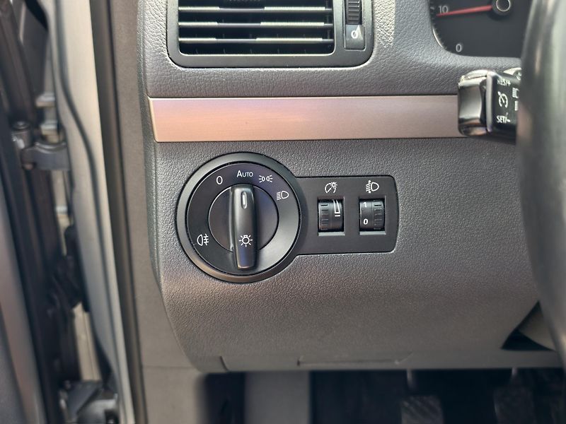 Volkswagen Touran 1.9 TDi 77kW TEMPOMAT, VÝHŘEVY - fotka 17 z 20