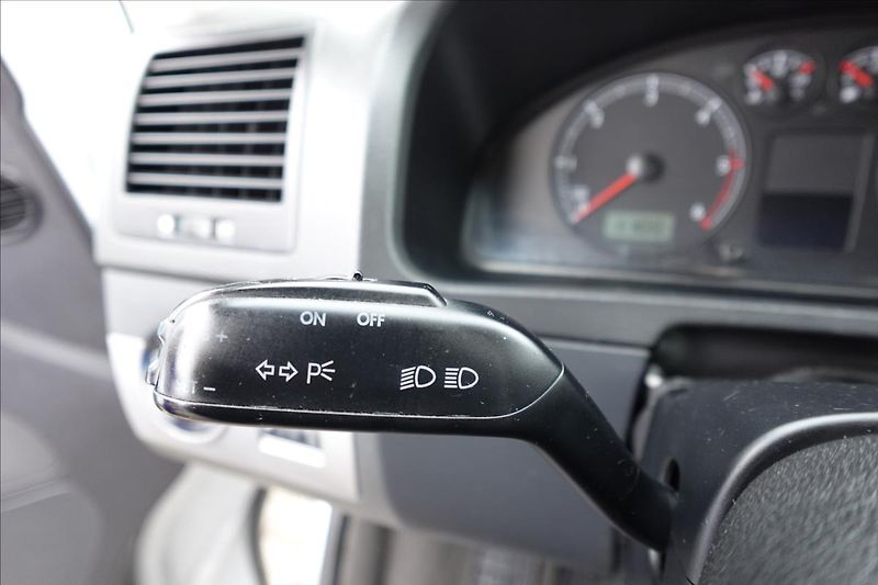 Volkswagen Multivan 2,5 TDi  7 MÍST AUTO KLIMA - fotka 22 z 30