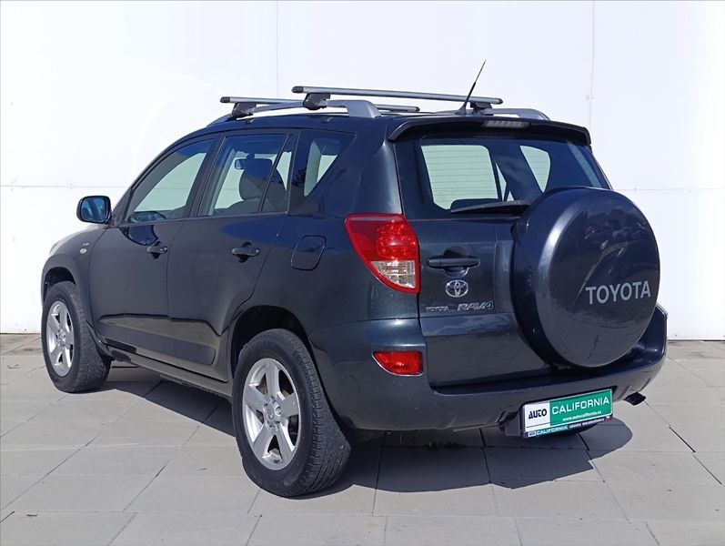 Toyota RAV4 2,2 D-4D 4x4 Aut.klimatizace - fotka 10 z 32