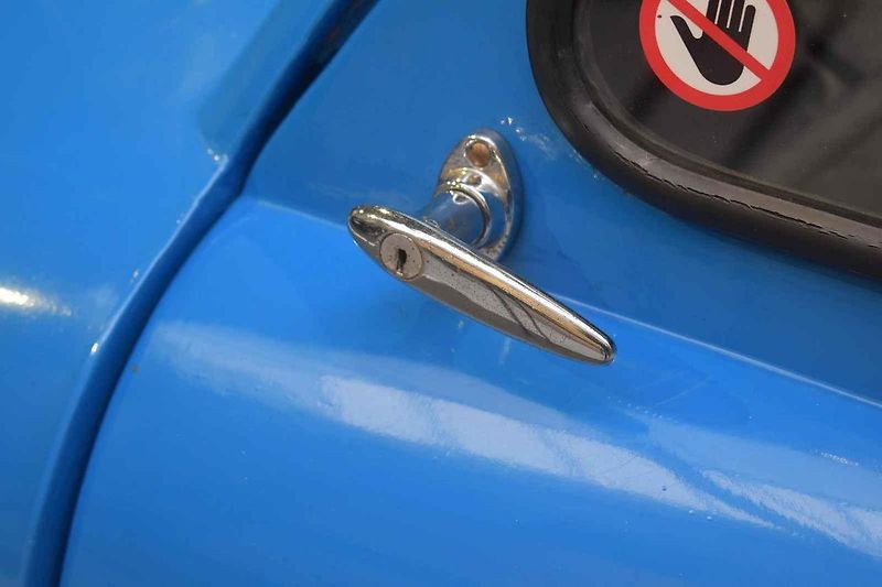 Porovnání parkujících vozů Audi Quattro a Peel P50