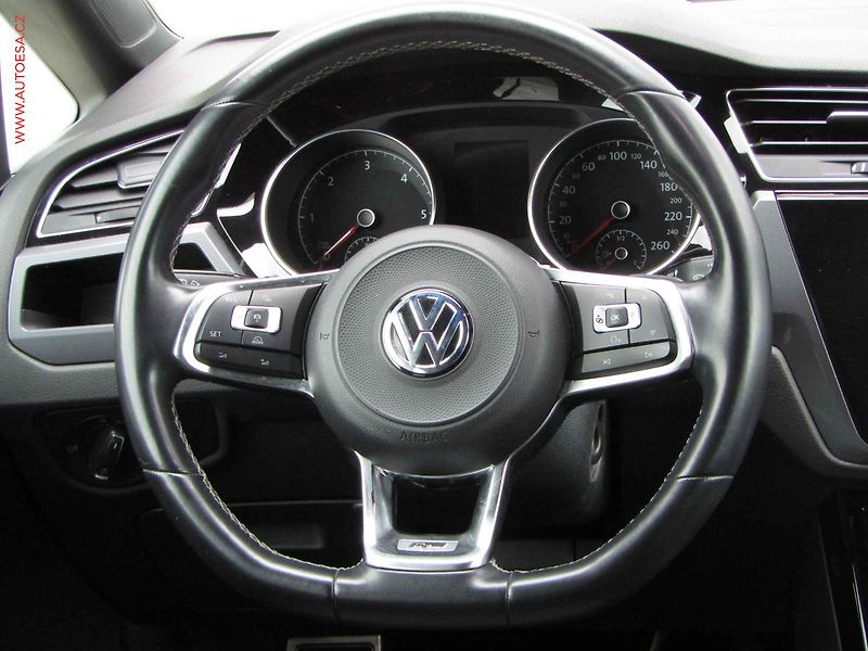 Volkswagen Touran (2018) 2.0 TDi R-Line, DSG, LED - fotka 13 z 21