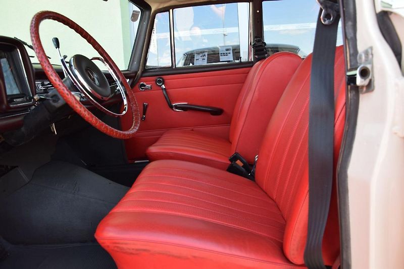 Mercedes-Benz 200 (1968) 200D  - fotka 16 z 31