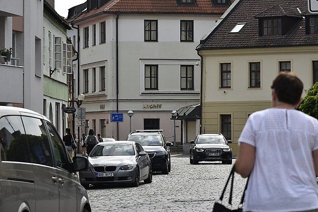 Za parkování v protisměru si můžete vysloužit pokutu., zdroj: Deník/Lada Součková
